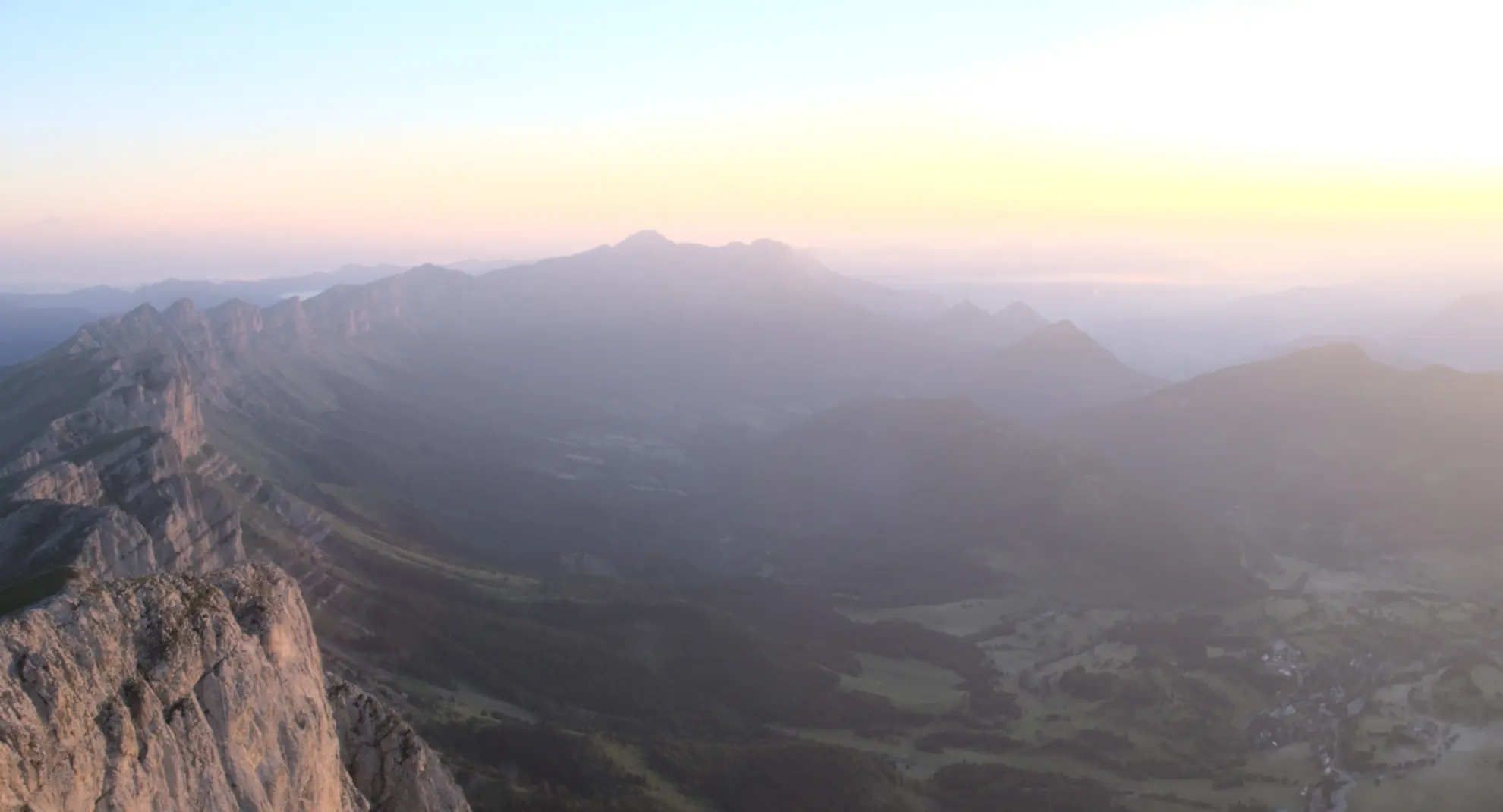 Die Ostbalkone des Vercors vom Grand Veymont aus gesehen, mit dem Trièves und den Écrins im Hintergrund