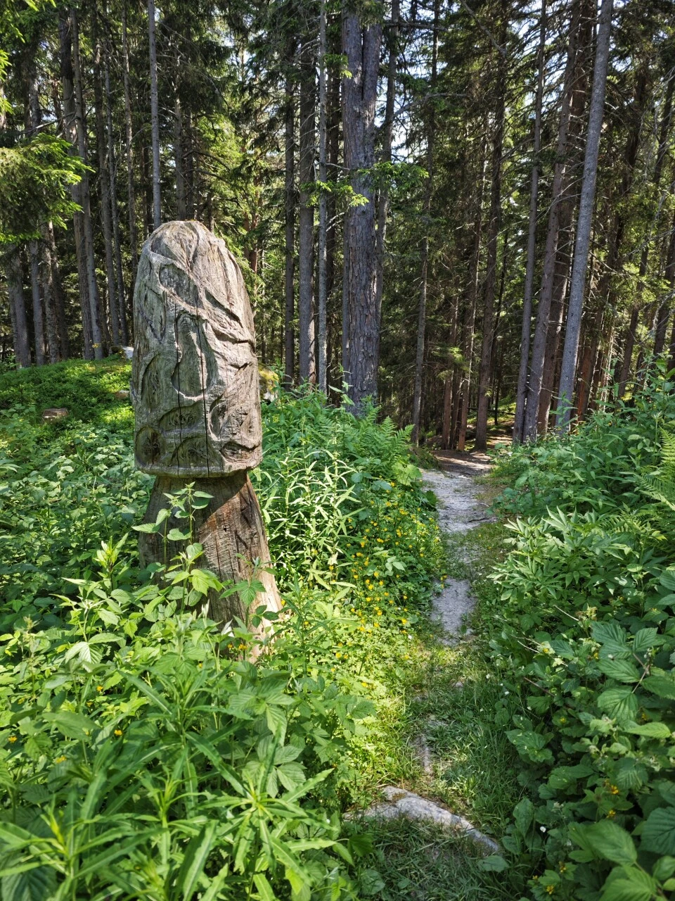 Holzskulptur auf dem Waldweg von Champex
