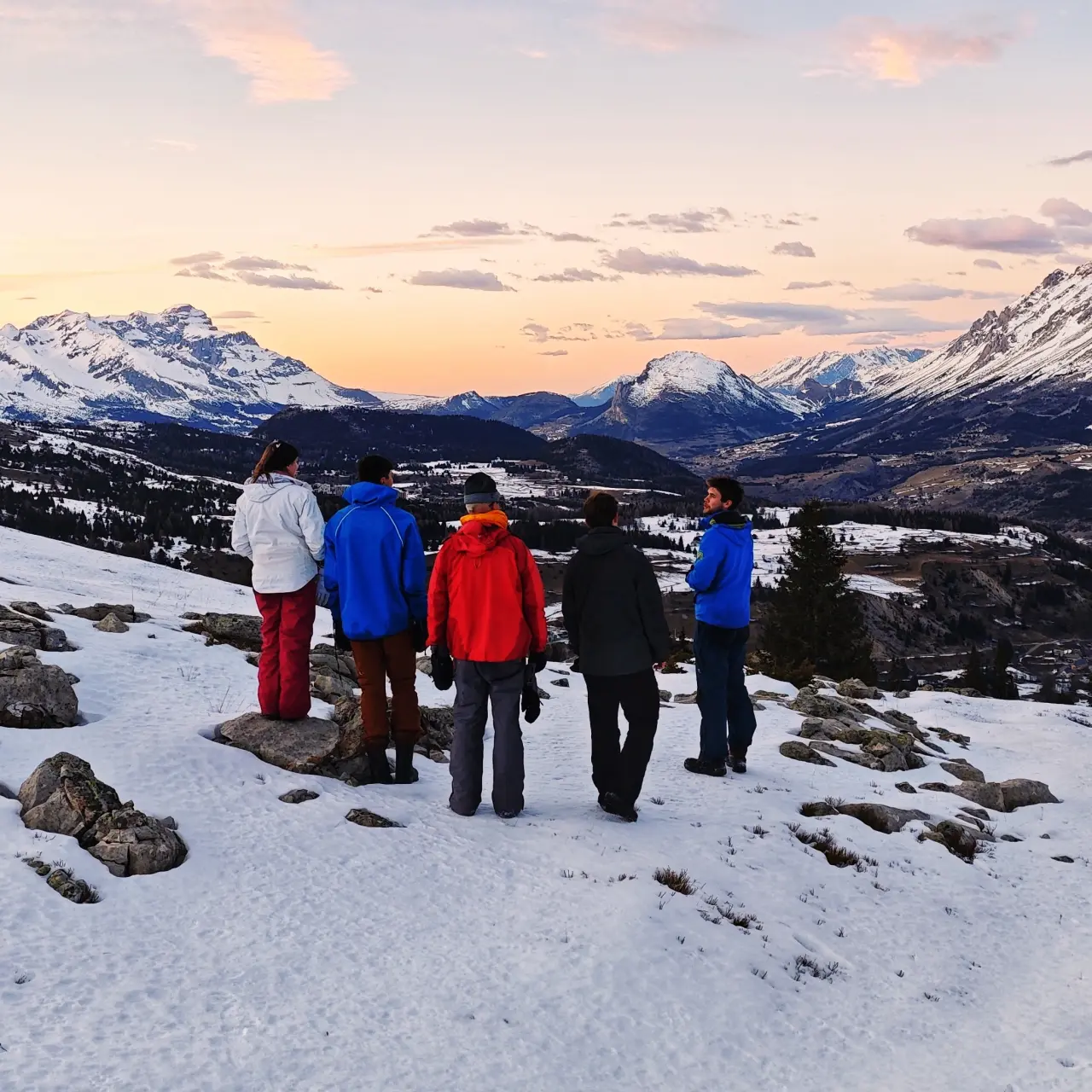 Sonnenuntergang vor dem Iglu