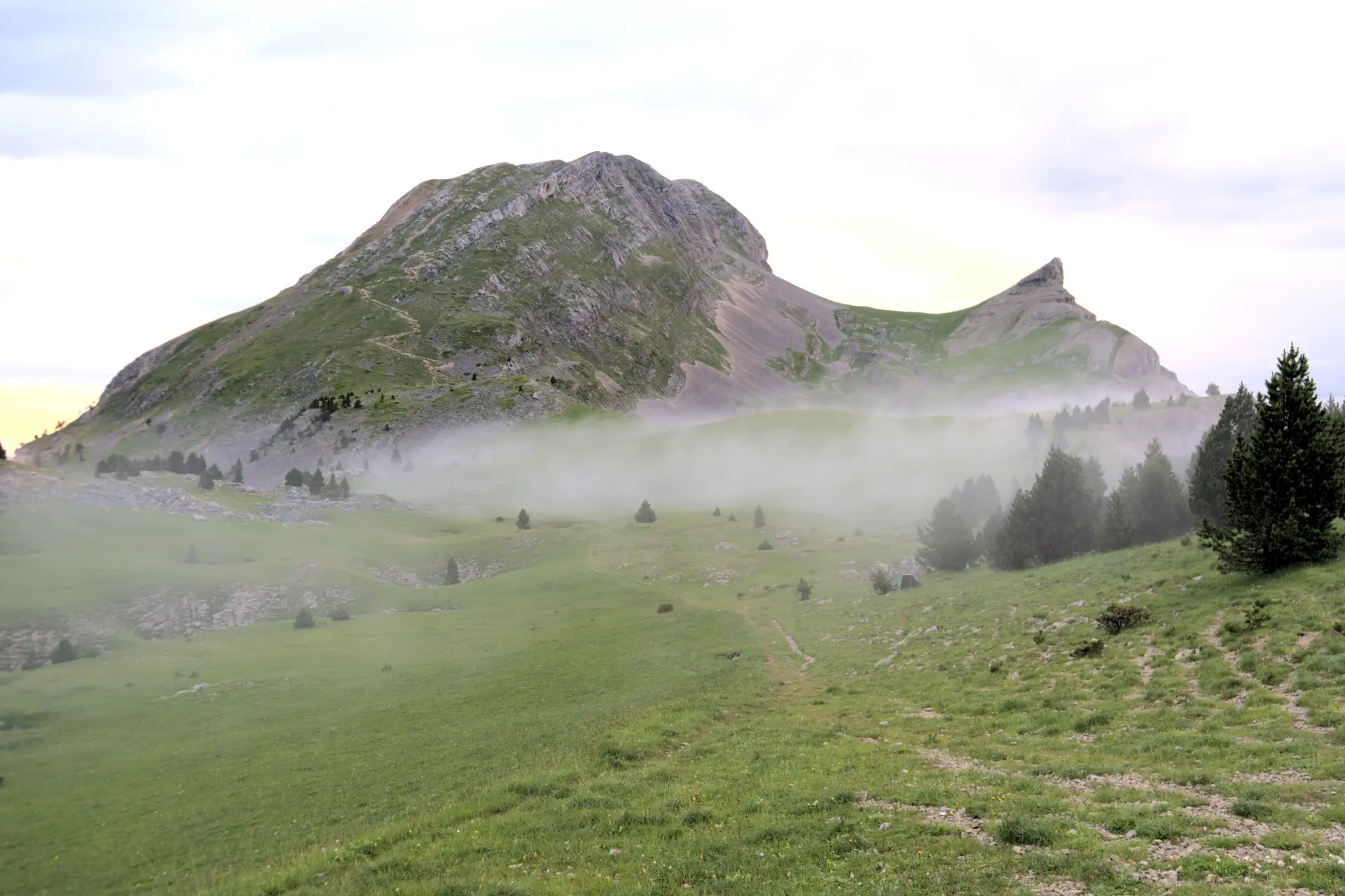 Der Grand Veymont nach dem Gewitter: streifendes Licht auf dem Kalksteinkamm
