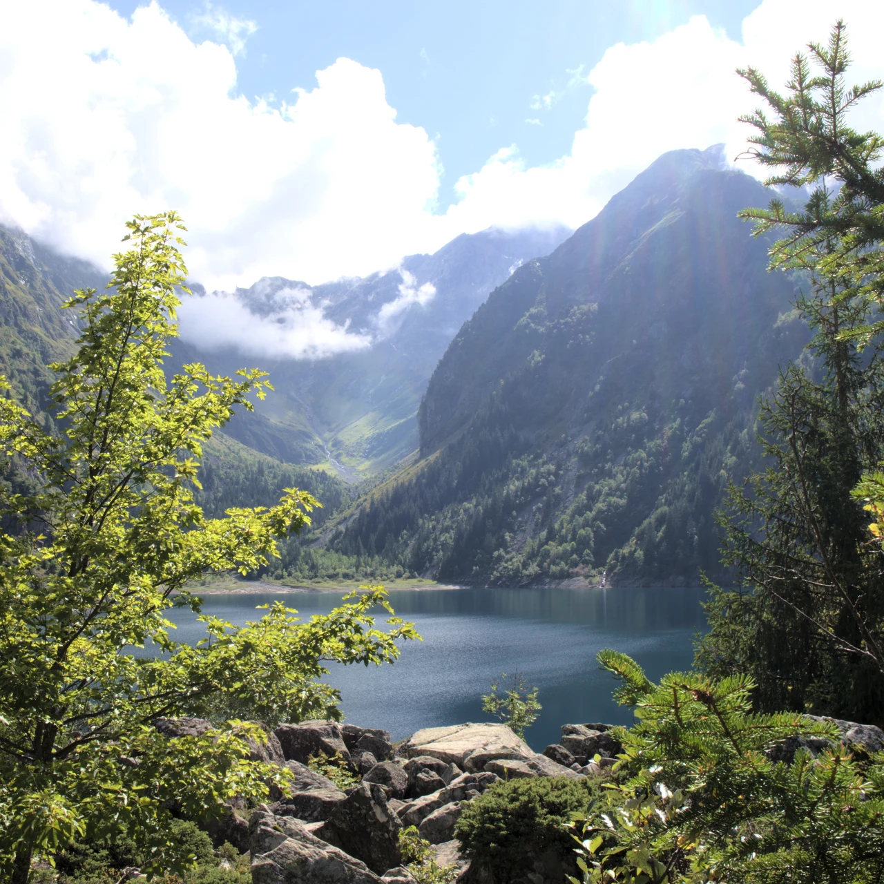 Der Lac de Lauvitel vom Zugangsweg aus, größter natürlicher See im Écrins-Massiv