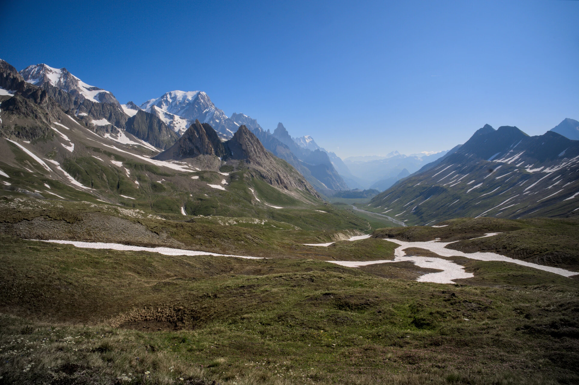 Panorama des Val Veni und der Südseite des Mont-Blanc