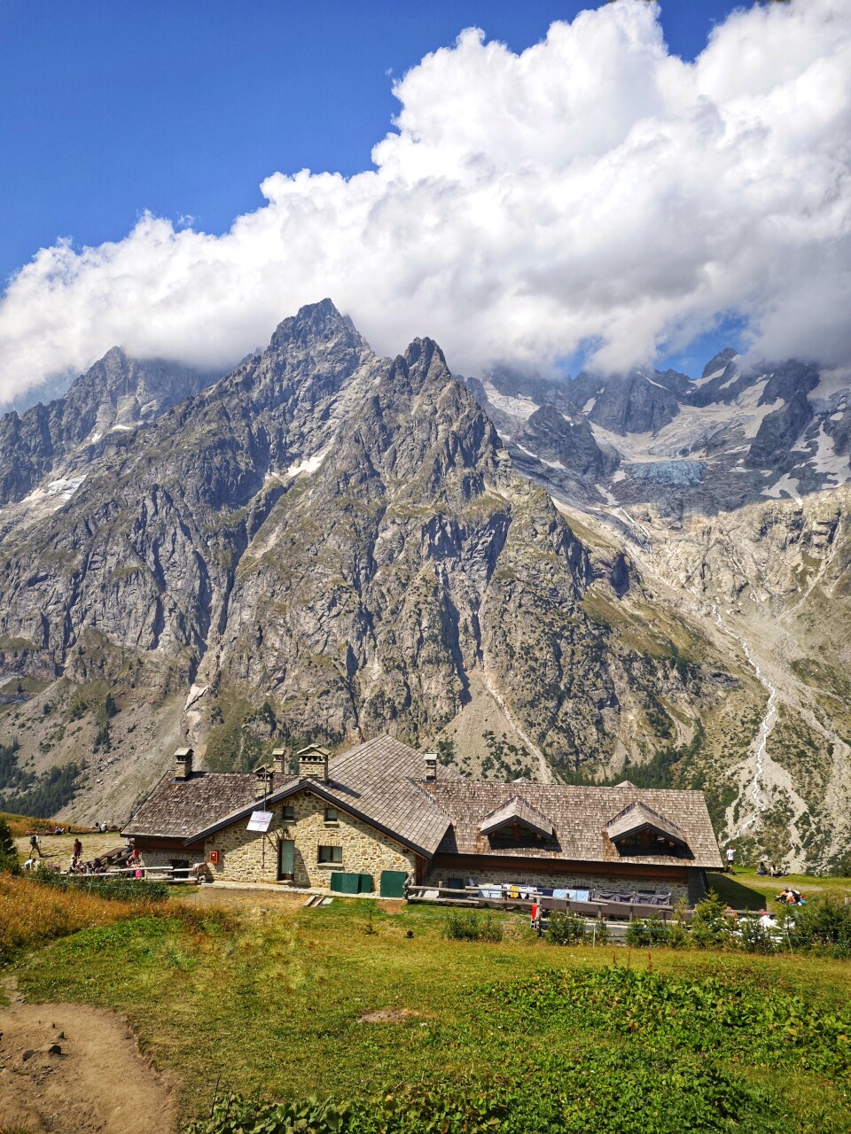 Hütte Walter Bonatti gegenüber Pointe Walker - Mont-Blanc