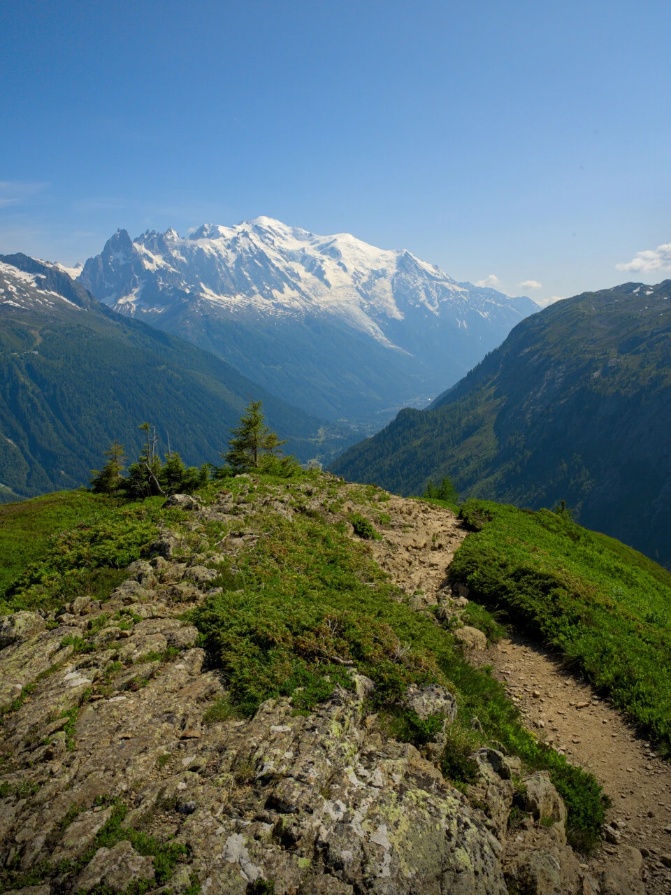 Abstieg über den Grat mit dem Mont-Blanc im Hintergrund