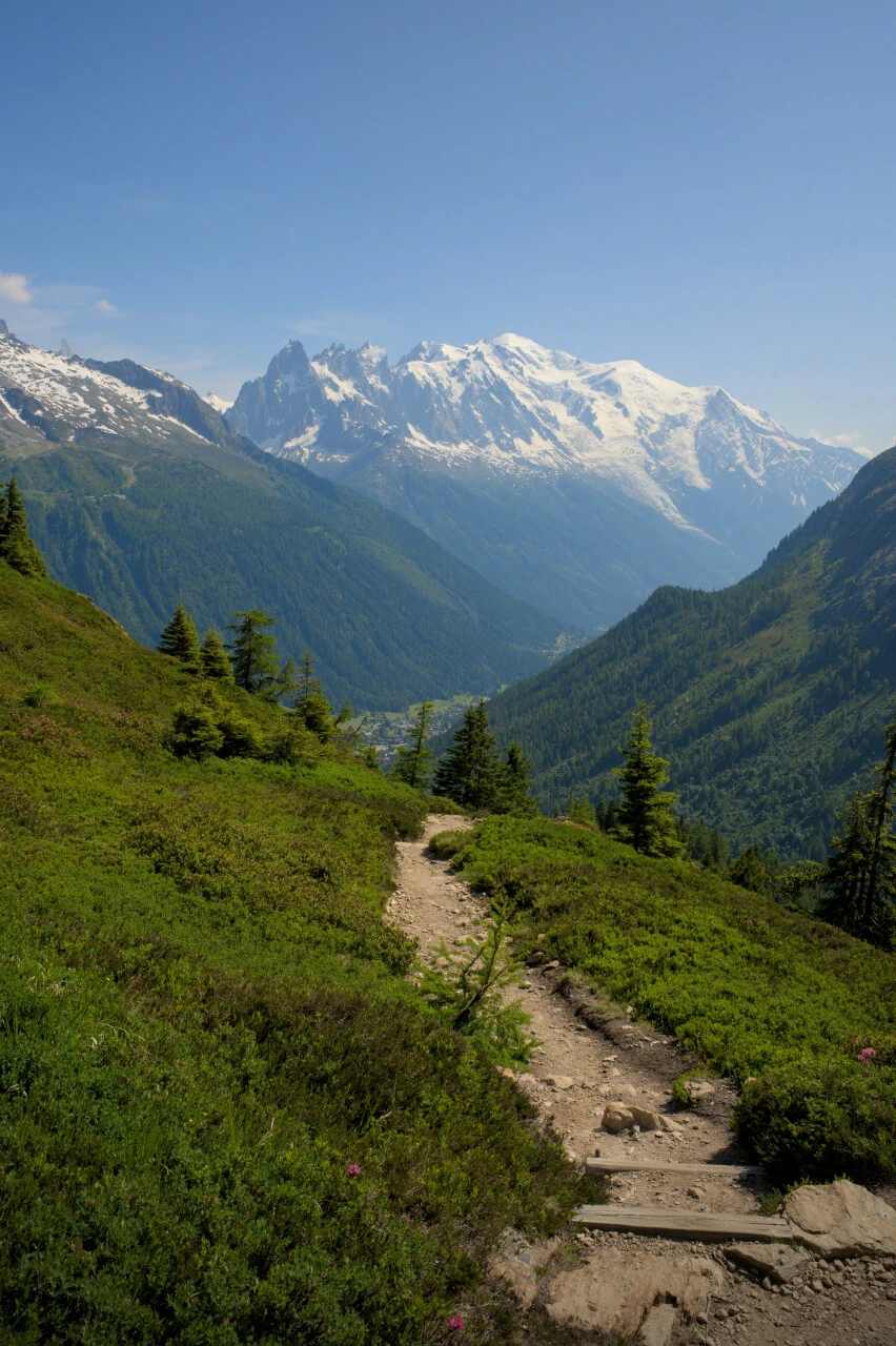 Treppenstufen auf dem Panoramaweg gegenüber den Aiguilles de Chamonix
