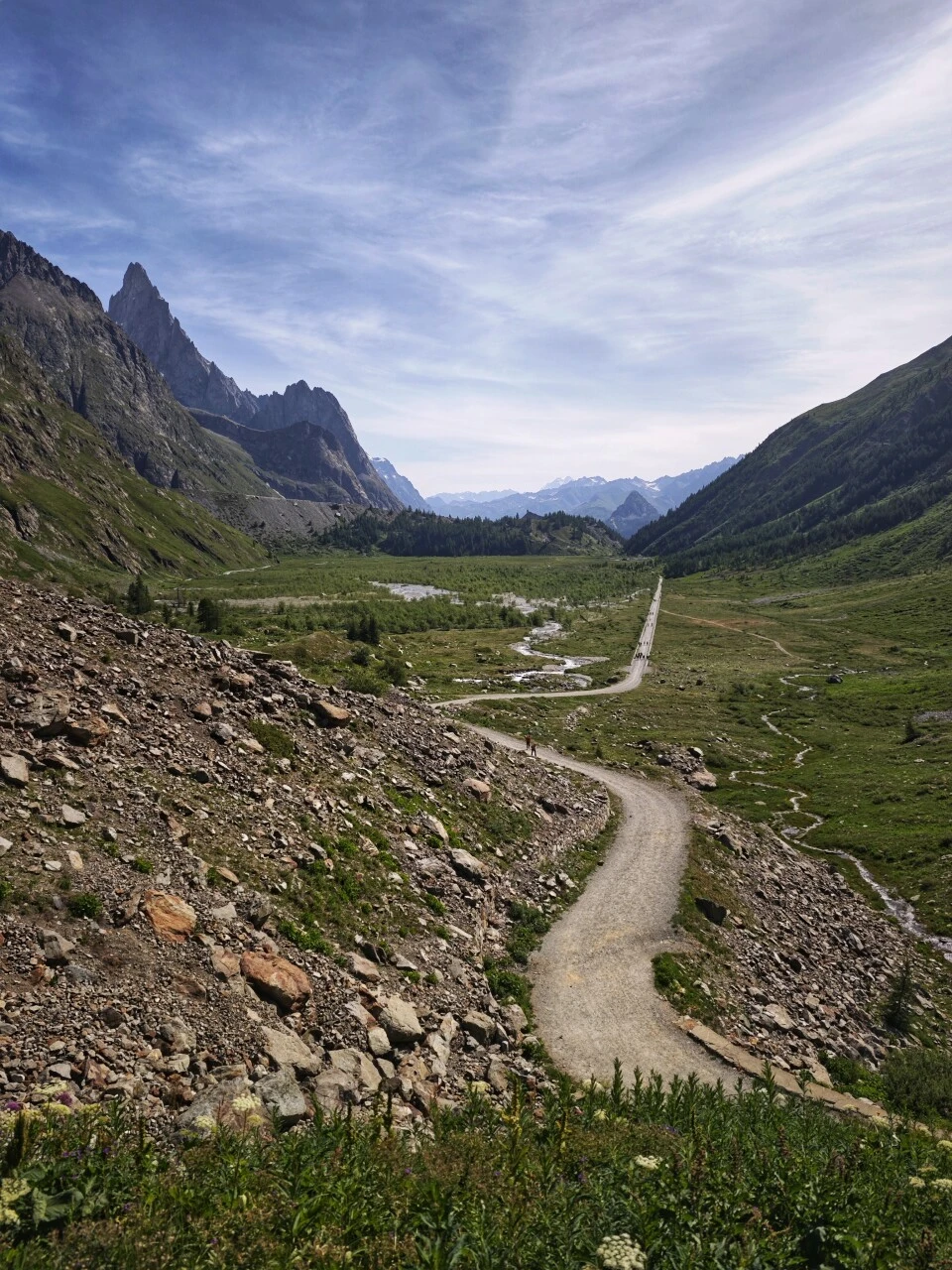 Das Val Ferret öffnet sich beim Aufstieg von Courmayeur nach und nach