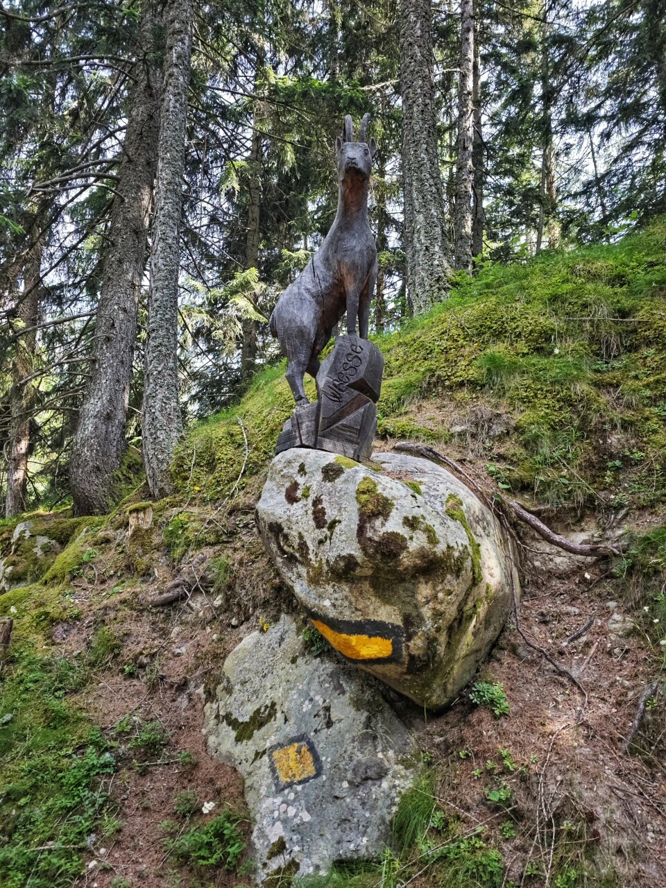 Gämsen-Skulptur am Weg, zwischen Praz-de-Fort und Champex